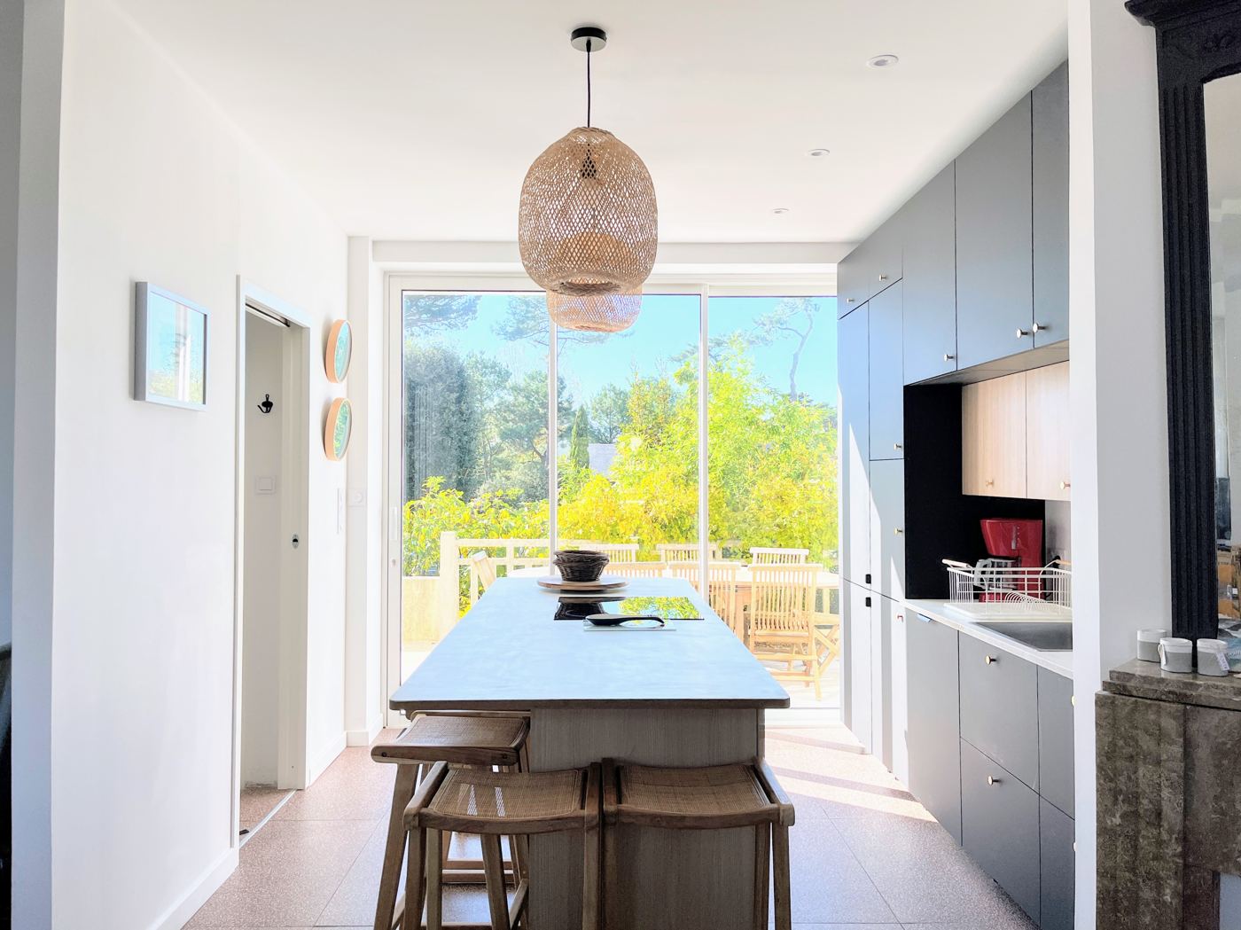 Cuisine ouverte et lumineuse d'un logement g&eacute;r&eacute; par Conciergerie Bienvenue