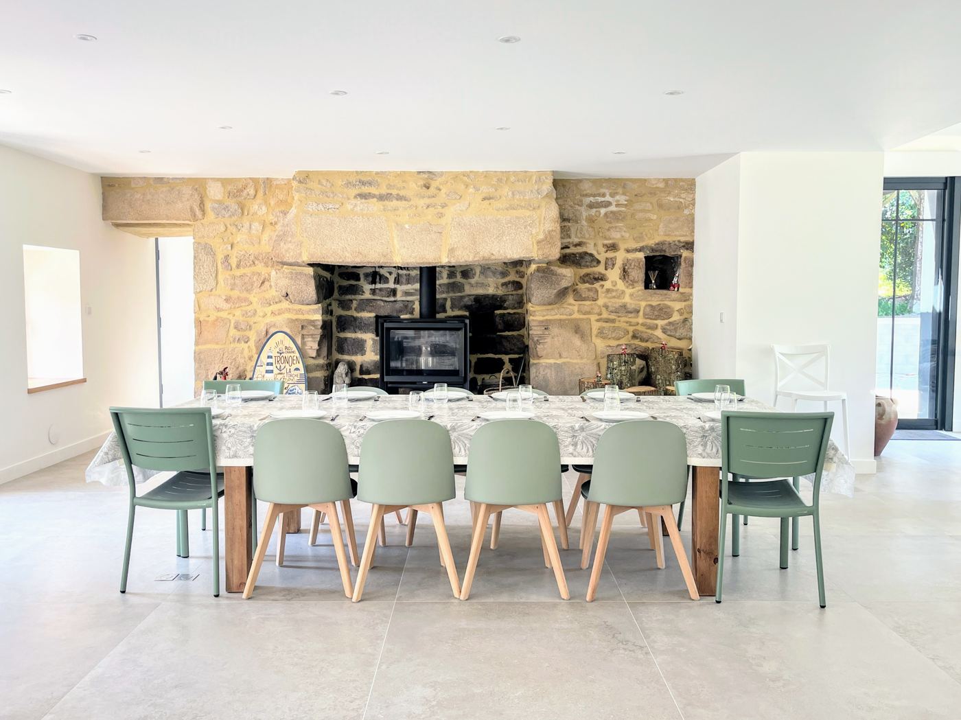Grande salle &agrave; manger en pierre avec po&ecirc;le &agrave; bois