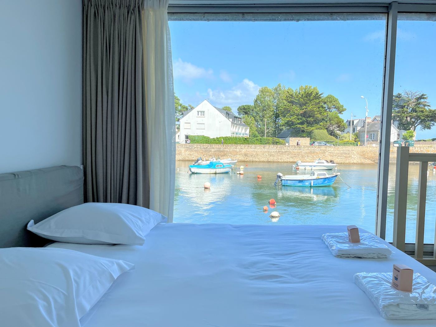 Chambre avec vue sur un port du Golfe du Morbihan